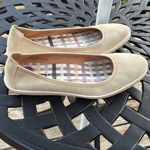 Women's Born shoes size 8.5 suede creamTan Flats very good worn twice preloved